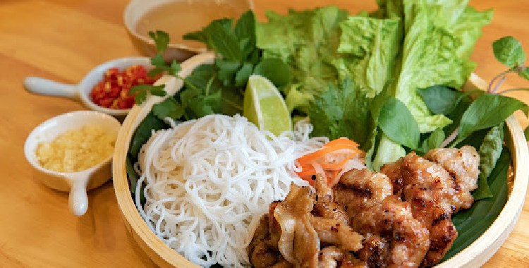 Kosongkan Kantong Anda dengan 12 Makanan Vietnam Terbaik Yang Rock!